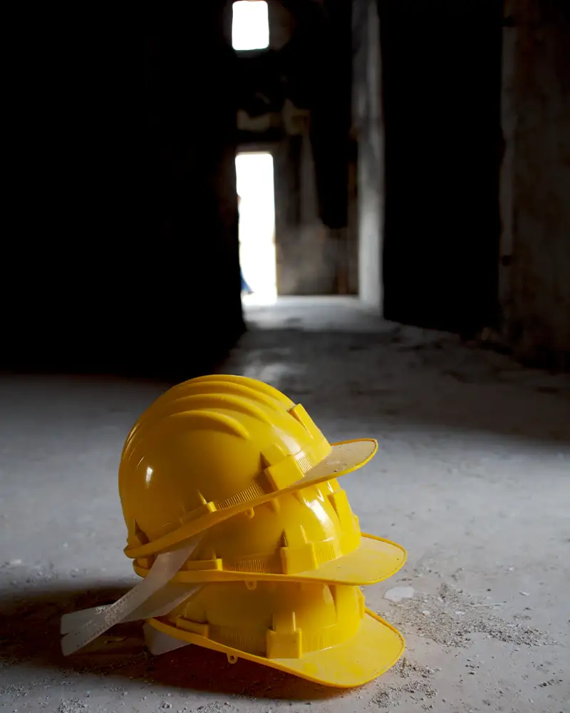 Gelbe Helme gestapelt auf einer Baustelle