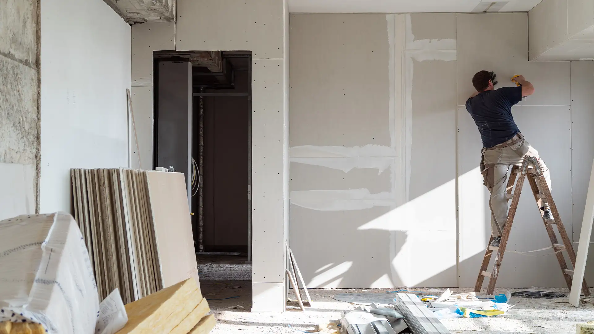 Arbeiter während Trockenbau Arbeiten